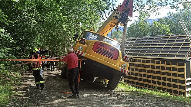 Hasii vyprostili dvacetitunov jeb, pod kterm se utrhla krajnice. Hrozilo, e se zt na rozestavnou chatu. (17. ervna 2024)