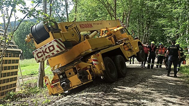 Hasii vyprostili dvacetitunov jeb, pod kterm se utrhla krajnice. Hrozilo, e se zt na rozestavnou chatu. (17. ervna 2024)