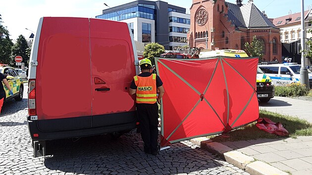 Dodvka v centru Olomouce srazila a usmrtila seniorku, ta zstala zaklnn pod autem. (18. ervna 2024)