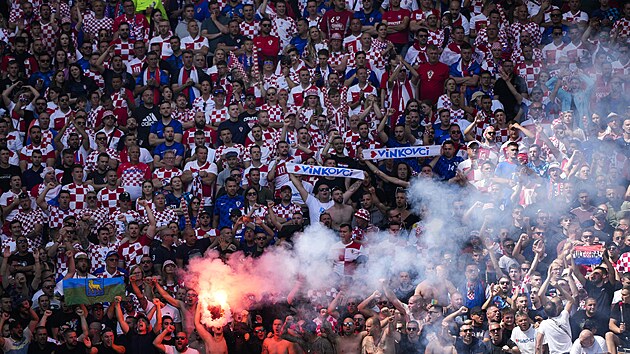 Chorvat�tí fanou�ci podporují fotbalisty v souboji s Albánií.