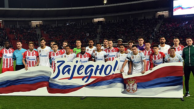 Fotbalist srbsk Crvene zvezdy pi ptelskm utkn s ruskm Zenitem...