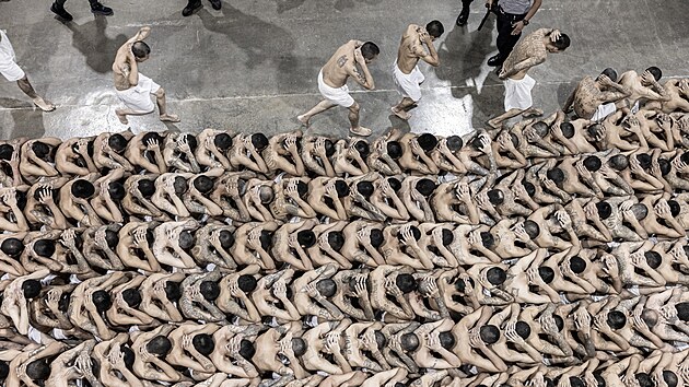 V El Salvadoru maj� nejv�t�� v�znici na sv�t� pro v�ce jak 40 tis�c v�z��, vl�da tam nyn� poslala dva tis�ce nov�ch. (12. �ervna 2024)