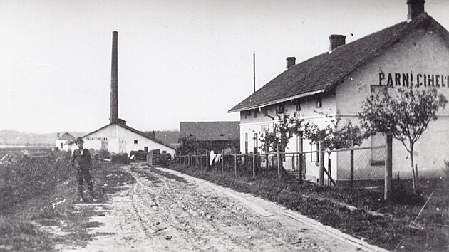 Cihelna v roce 1910, s majitelem Rojkovskm.