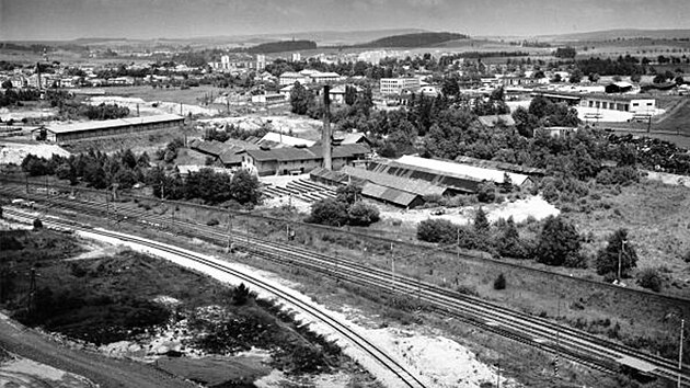 Pohled na arel bval rsk horn cihelny z roku 1980, foceno z budovy sila.