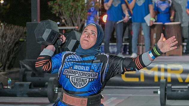Fotografov si vmali pedevm tto pan. Osmaticetilet Fatma Elgazzar pijela do Dubaje z Egypta.