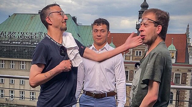 Druh� turnaj v �ervnu roku 2022 z kurzu neuhnul. Naopak! Nap��klad duel, v n�m� se objevil Patrik �Koleso� Pe�ava a Luk� Kril, bizarnost� fascinoval. �lo jen o pol�t��ovou bitvu, ani t� v�ak nesch�zela chlap�ck� p�edehra.