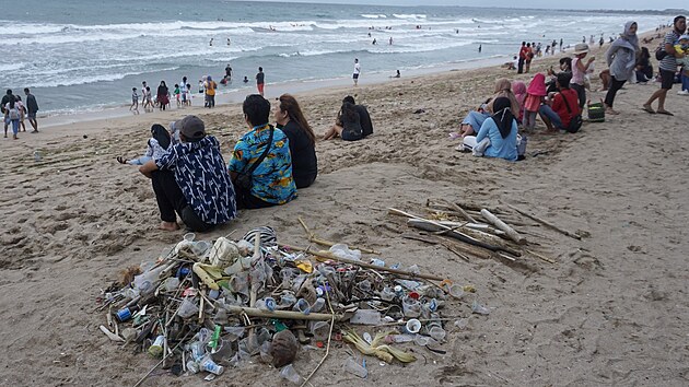 Turist� na slavn� pl�i Kuta Beach na Bali. Tato fotografie poch�z� z roku 2020.