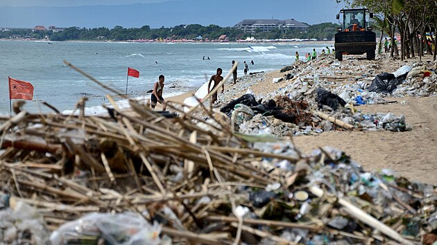 �klid odpadk� na pl�i Kuta Beach na Bali (2020)