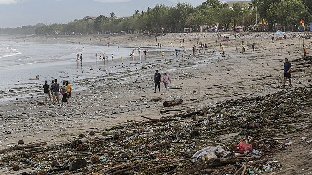 A op�t pl� Kuta Beach na Bali, tentokr�t na fotografii z roku 2022.