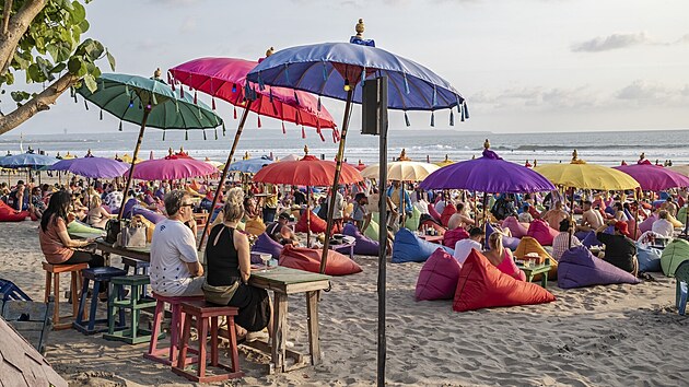 Turist� znamenaj� pro Bali hodn�. Cestovn� ruch, z n�j� t�� asi osmdes�t procent m�stn�ch obyvatel, si v�ak vyb�r� svou da� a sen o exotick� dovolenkov� destinaci se pomalu, ale jist� rozpad�.