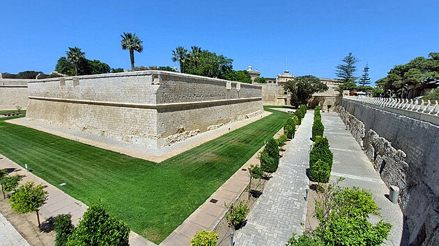 Rozs�hl� vodn� p��kop chr�nil Mdinu p�ed nep��teli. Dnes je zde odpo�inkov� m�sto s tr�vn�ky a lavi�kami.