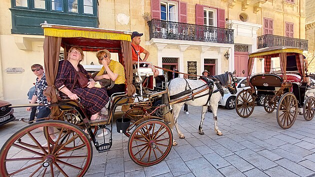 Prohl�dku Mdiny lze uskute�nit tak� v�ko���e ta�en�m ko�mi.