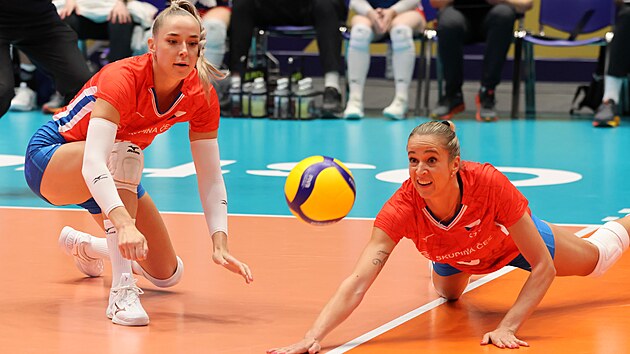 Silvie Pavlov sleduje, jak Helena Havelkov vybr ulvku vdek.