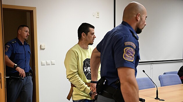 Ob�alovan� Tom� �onka v soudn� s�ni zl�nsk�ho krajsk�ho soudu. Mu� podle policie loni v prosinci na Uherskohradi��sku v opu�t�n� budov� ubil sv�ho kamar�da. (12. �ervna 2024)