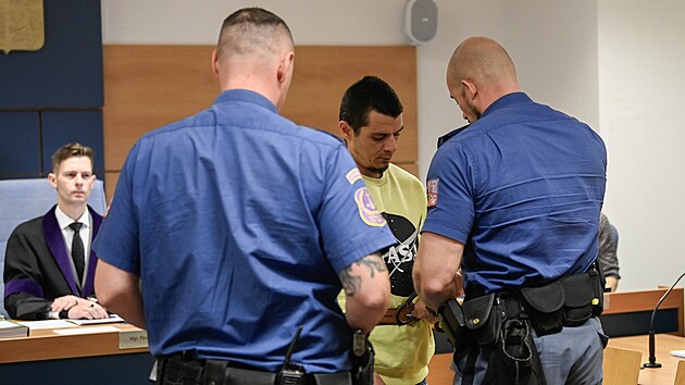 Ob�alovan� Tom� �onka v soudn� s�ni zl�nsk�ho krajsk�ho soudu. Mu� podle policie loni v prosinci na Uherskohradi��sku v opu�t�n� budov� ubil sv�ho kamar�da. (12. �ervna 2024)