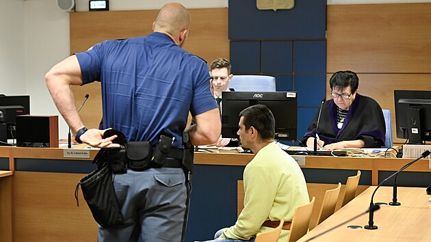 Ob�alovan� Tom� �onka v soudn� s�ni zl�nsk�ho krajsk�ho soudu. Mu� podle policie loni v prosinci na Uherskohradi��sku v opu�t�n� budov� ubil sv�ho kamar�da. (12. �ervna 2024)