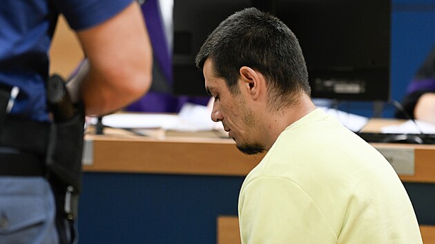 Ob�alovan� Tom� �onka v soudn� s�ni zl�nsk�ho krajsk�ho soudu. Mu� podle policie loni v prosinci na Uherskohradi��sku v opu�t�n� budov� ubil sv�ho kamar�da. (12. �ervna 2024)