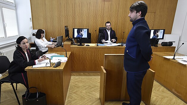 Hra Slovckho divadla Teror. Zleva Tereza Novotn jako sttn zstupkyn, Jitka Janekov jako zapisovatelka, Josef Kubnk jako pedseda soudu a Jakub Zelinka jako obalovan v inscenaci, kter se odehrv v budov Okresnho soudu v Uherskm Hraditi.