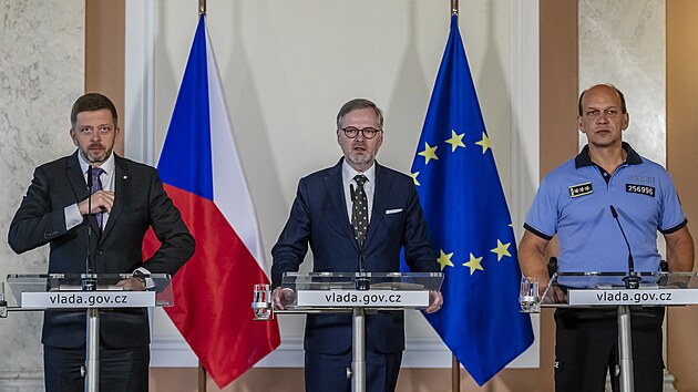 Ministr vnitra Vt Rakuan (zleva), premir Petr Fiala a  policejn prezident...