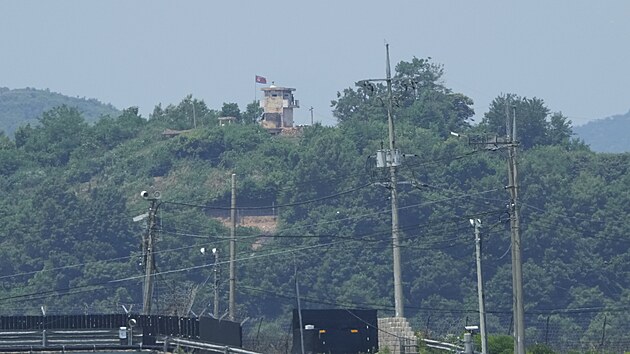 Jihokorejt vojci vyplili varovn vstely, aby odrazili severokorejsk vojky, kte v ter ji podruh v tomto msci doasn pekroili pozemn hranici soupe. Na snmku jsou jejich vojensk stanovit. (18. ervna 2024)