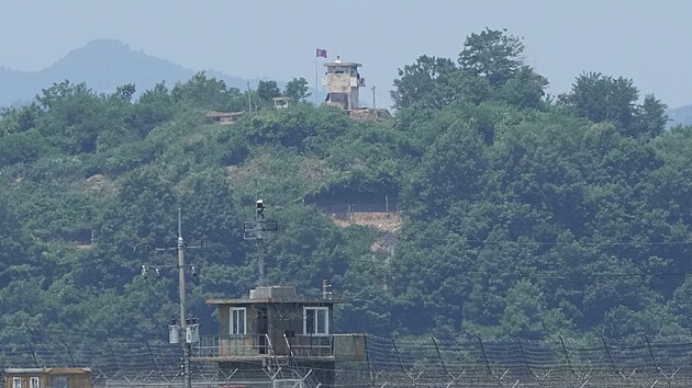 Jihokorejt vojci vyplili varovn vstely, aby odrazili severokorejsk vojky, kte v ter ji podruh v tomto msci doasn pekroili pozemn hranici soupe. Na snmku jsou jejich vojensk stanovit. (18. ervna 2024)