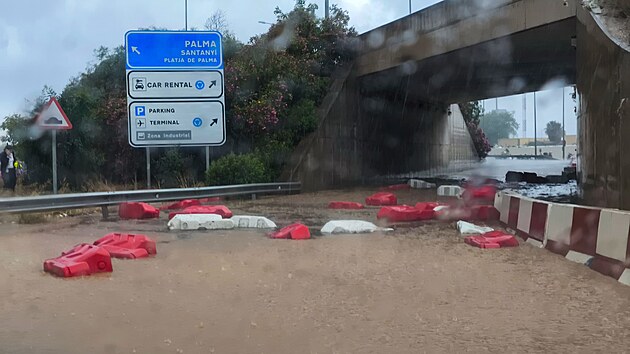 Siln det ochromily hlavn msto panlskho ostrova Mallorca. Boue zastavila vekerou innost na tamjm letiti, kter je ve panlsku tet nejvt. (11. ervna 2024)