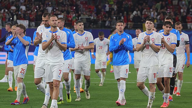 �e�tí fotbalisté d�kují fanou�k�m za podporu po porá�ce s Portugalskem.