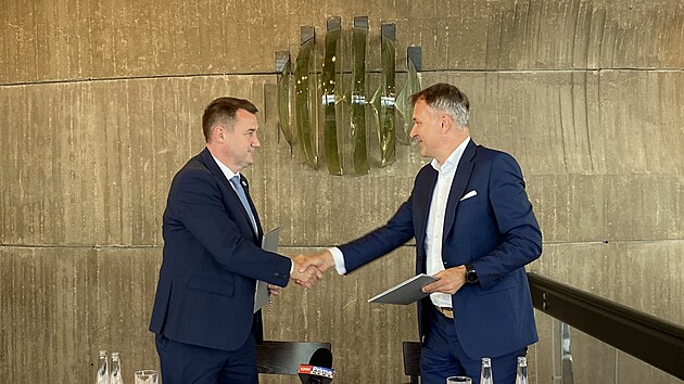 Hejtman Libereckho kraje Martin Pta (vlevo) a generln editel eskch radiokomunikac Milo Mastnk podepsali memorandum o dalch jednnch vedoucch ke zmn majitele Jetdu. (17. ervna 2024)