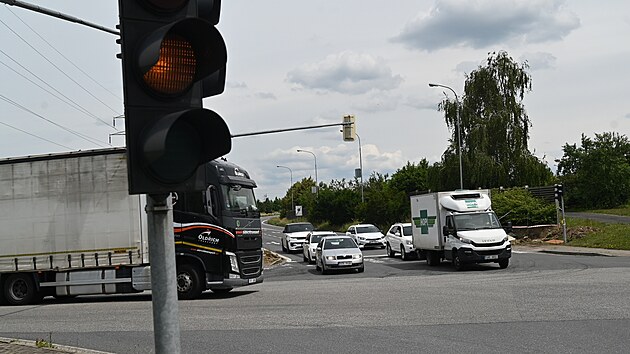 Semafor na jedn z klovch a nejvce frekventovanch kiovatek v Otrokovicch je opt mimo provoz. (erven 2024)