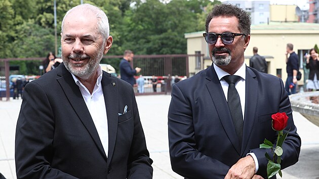 Marek Eben a Martin Dejdar na posledn�m rozlou�en� s divadeln�kem Janem Schmidem 13. �ervna 2024).