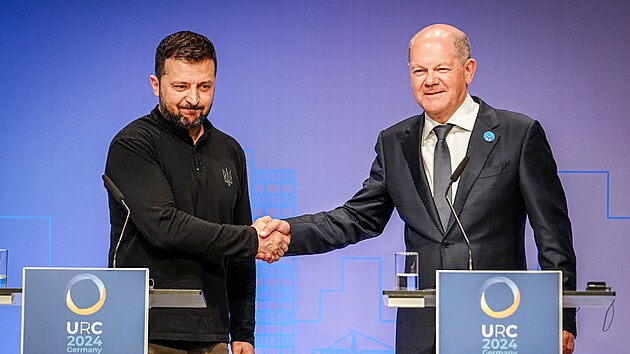 Ukrajinsk prezident Vodymyr Zelenskyj po boku nmeckho kancle Olafa Scholze (11. ervna 2024)
