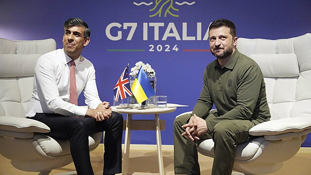 Ukrajinsk� prezident Volodymyr Zelenskyj s britsk�m premi�rem Rishi Sunakem na summitu nejsiln�j��ch vysp�l�ch ekonomik G-7 v It�lii.(13. �ervna 2024)