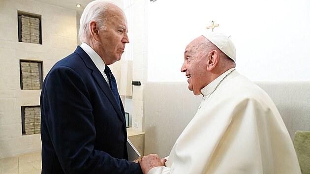 Pape Frantiek se na summitu skupiny G7 setkal s americkm prezidentem Joem Bidenem. (14. ervna 2024)