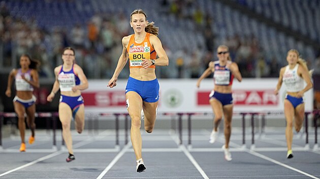 Nizozemka Femke Bolov finiuje ve finle zvodu na 400 metr pekek na...