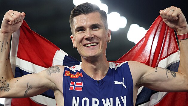 Nor Jakob Ingebrigtsen se usmv po vtzstv v zvodu na 1500 metr na...