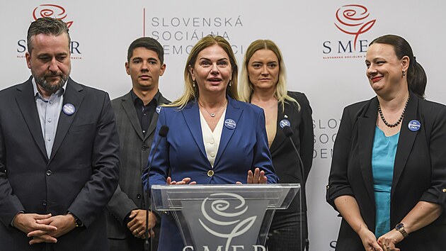 Slovensk� europoslankyn� Monika Be�ov� (uprost�ed) s dal��mi nov� zvolen�mi z�stupci strany Sm�r-SD v Evropsk�m parlamentu. Zleva L�ubo� Blaha, Erik Kali��k, Judita La���kov� a Katar�na Roth Neve�alov�. (10. �ervna 2024)
