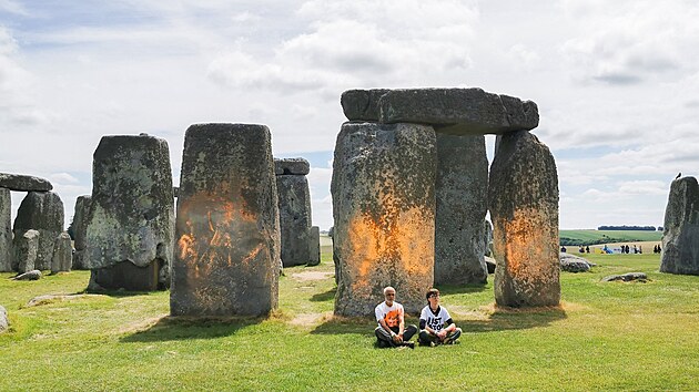 Klimatit aktivist z hnut Just Stop Oil posprejovali prehistorick kamenn kruh Stonehenge ve Velk Britnii oranovou barvou. (19. ervna 2024)