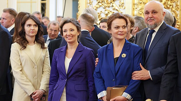 Pbuzn ruskho dikttora Vladimira Putina Anna Civiljovov (druh zprava) na Putinov inauguraci (7. kvtna 2024)