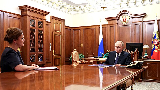 Pbuzn ruskho dikttora Vladimira Putina Anna Civiljovov se s fem Kremlu sela v jeho kanceli. (1. ervna 2024)