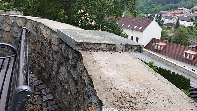 Vandal nebo vandalov shodili ulov desky z mstskch hradeb v Tboe.