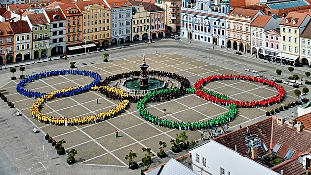 Dva tisce kolk vytvoilo na nmst Pemysla Otakara II. olympijsk kruhy. V Budjovicch toti pt nedli zane olympida dt a mldee.