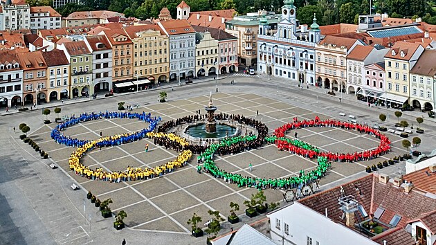 dn auta a olympijsk kruhy, kter vytvoilo dva tisce kolk. Tak to vera dopoledne vypadalo na hlavnm budjovickm nmst.