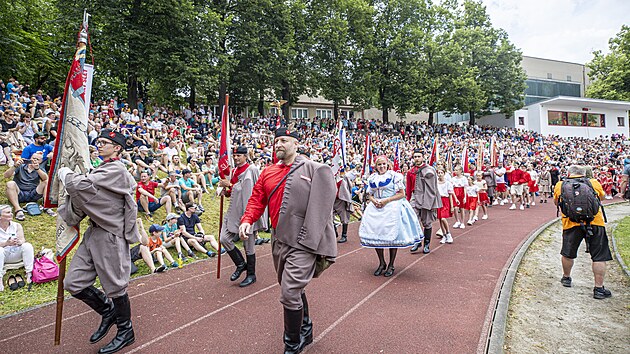 Po pchodu na stadion, slavnostnm nstupu s historickmi prapory a vztyen esk vlajky pedvedli sokolov na svm jihomoravskm sletu v Brn dvanct hromadnch skladeb. (9. ervna 2024)