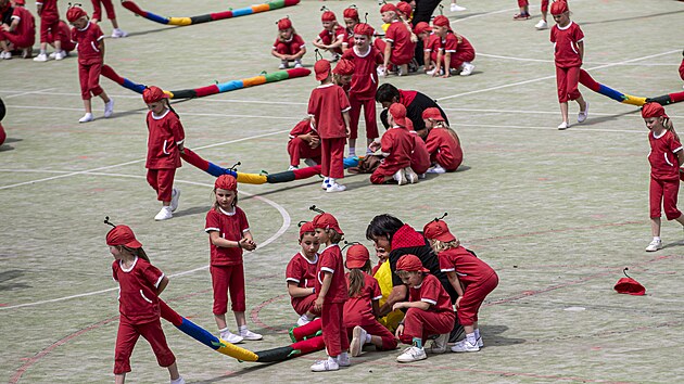 Po pchodu na stadion, slavnostnm nstupu s historickmi prapory a vztyen esk vlajky pedvedli sokolov na svm jihomoravskm sletu v Brn dvanct hromadnch skladeb. Krom toho zacviily tak dti. (9. ervna 2024)