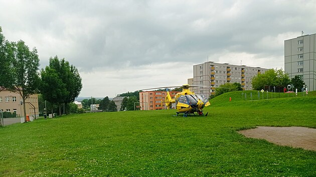 Na pracovnka sbrnch surovin v amberku spadl tk balk slisovanho papru. Na msto musel lett vrtulnk.