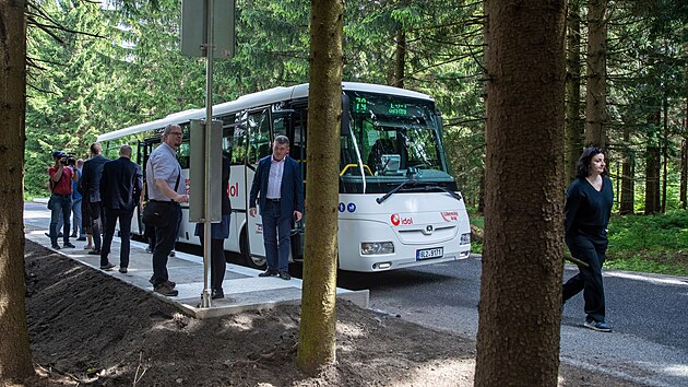 Na parkovit Jetdka zhruba 800 metr pod vrcholem Jetdu zane od 15. ervna jezdit nov autobusov linka. (6. ervna 2024)