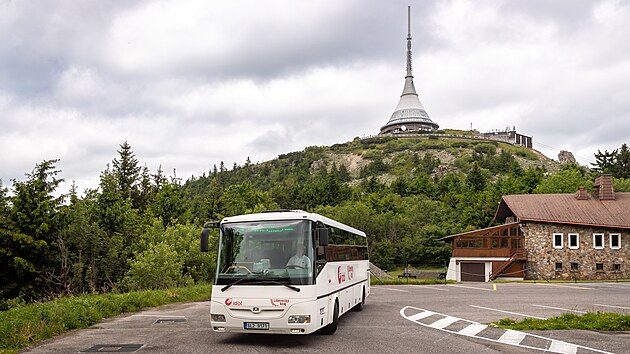 Na parkovit Jetdka zhruba 800 metr pod vrcholem Jetdu zane od 15. ervna jezdit nov autobusov linka. (6. ervna 2024)