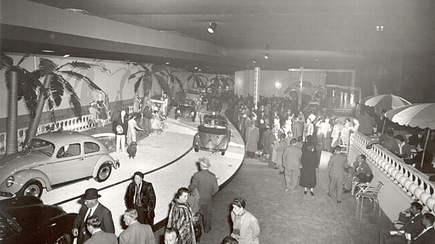 1954: Expozice Volkswagenu s r�zn�mi variantami brouka na pozad� scen�rie Francouzsk� rivi�ry. 