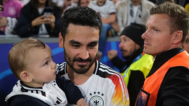 Kapitán n�meckých fotbalist� Ilkay Gündogan po vít�zném zápase na Euru nad...