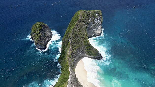 Kelingking Cliff je nezn�m�j�� vyhl�dka na ostrov�. K�men ve tvaru b�jn�ho T-Rexe se vyno�uje z tyrkysov� vody a v�hled je skute�n� dechberouc�.